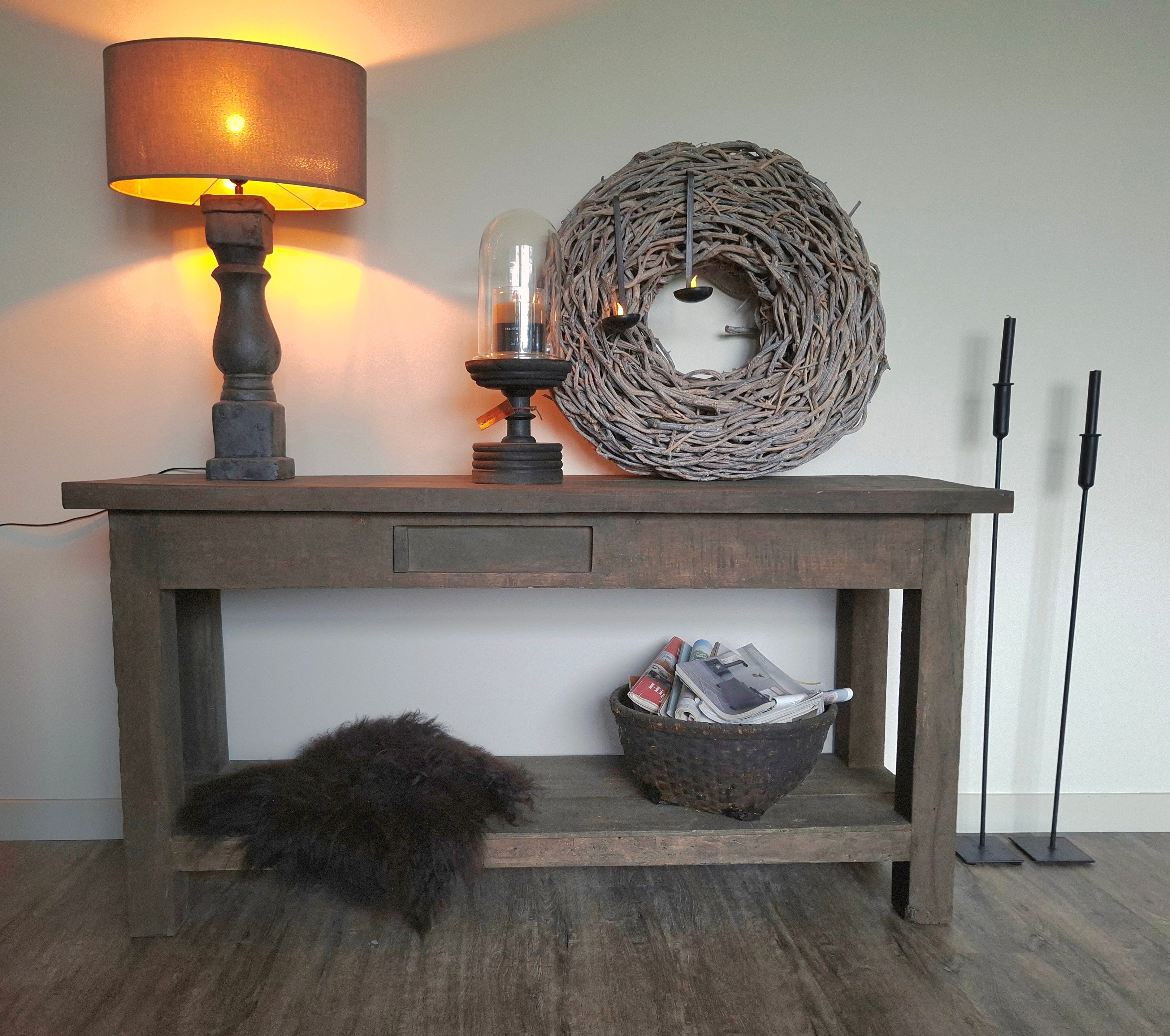 Old farm Sidetable Aura Peeperkorn