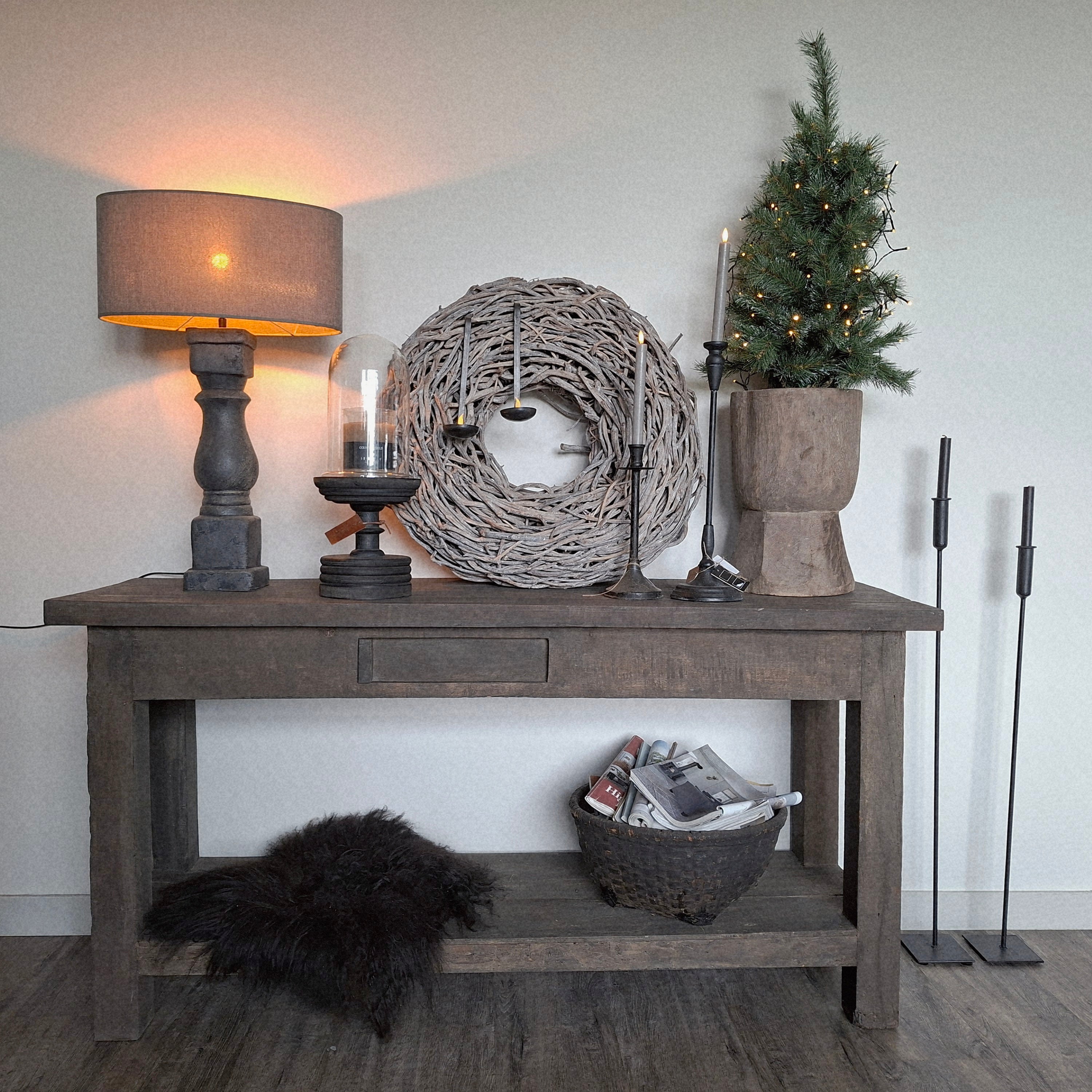 Old farm Sidetable Aura Peeperkorn