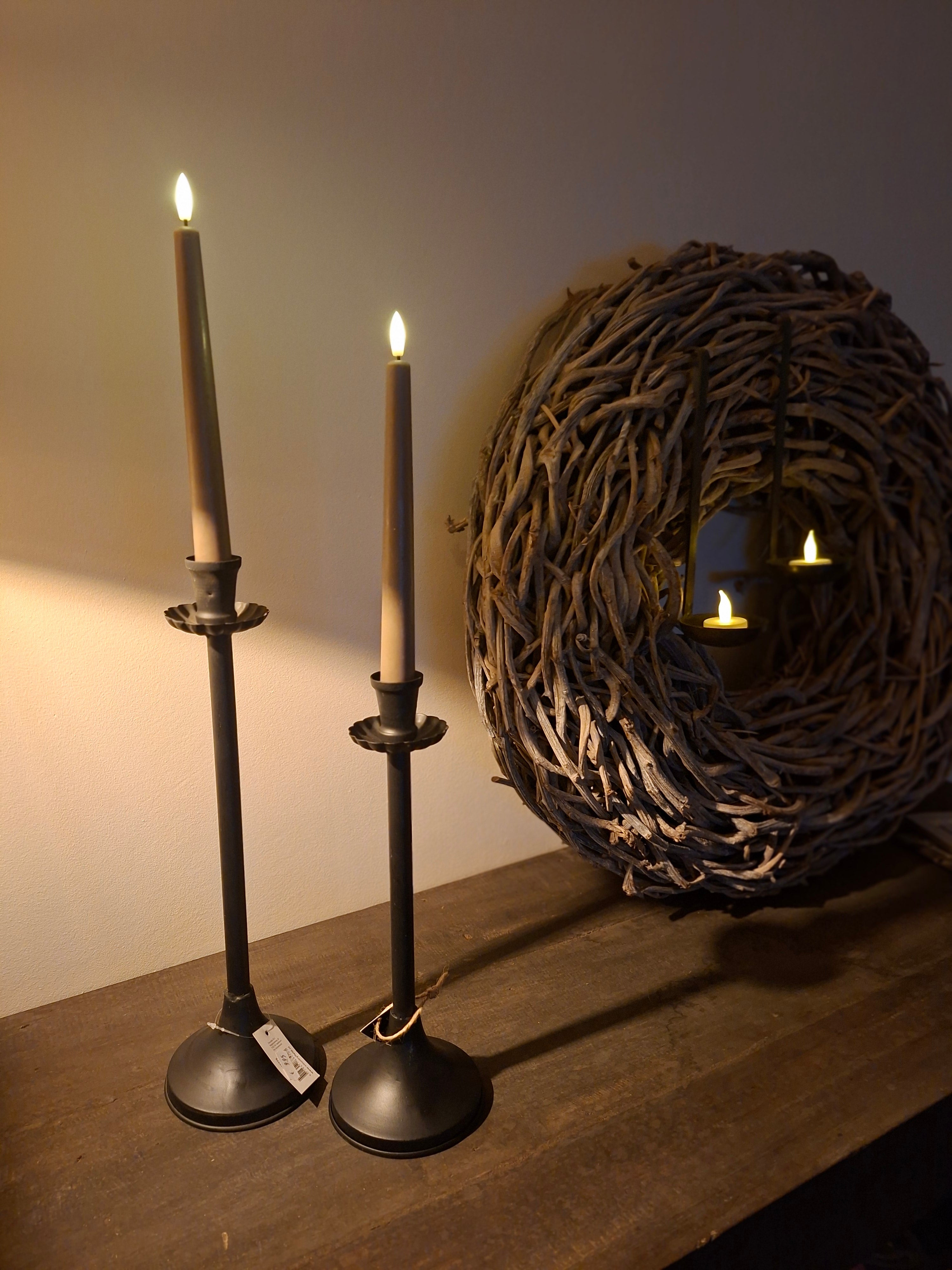 Zwarte metalen kandelaar voor dinerkaars