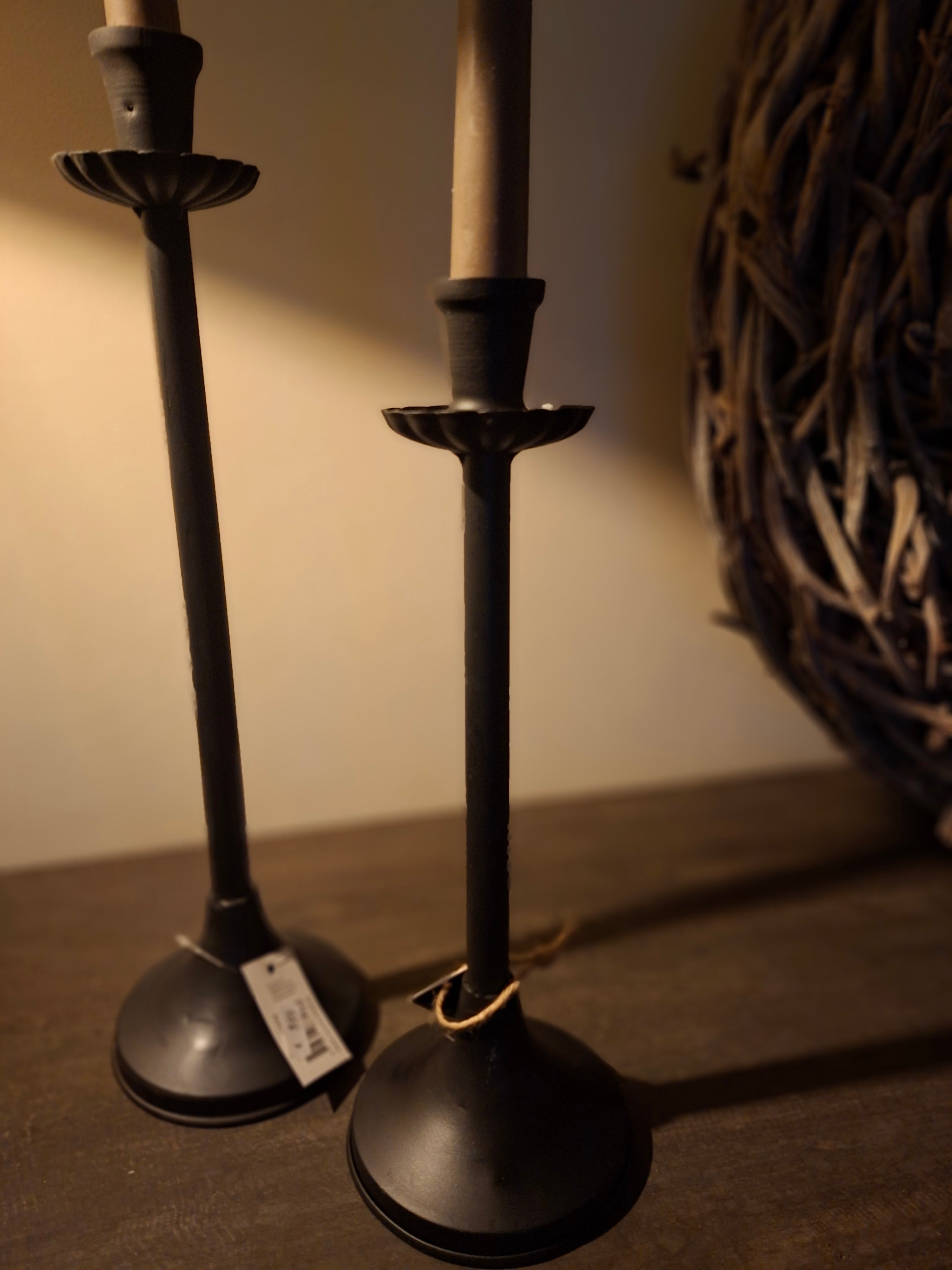 Zwarte metalen kandelaar voor dinerkaars