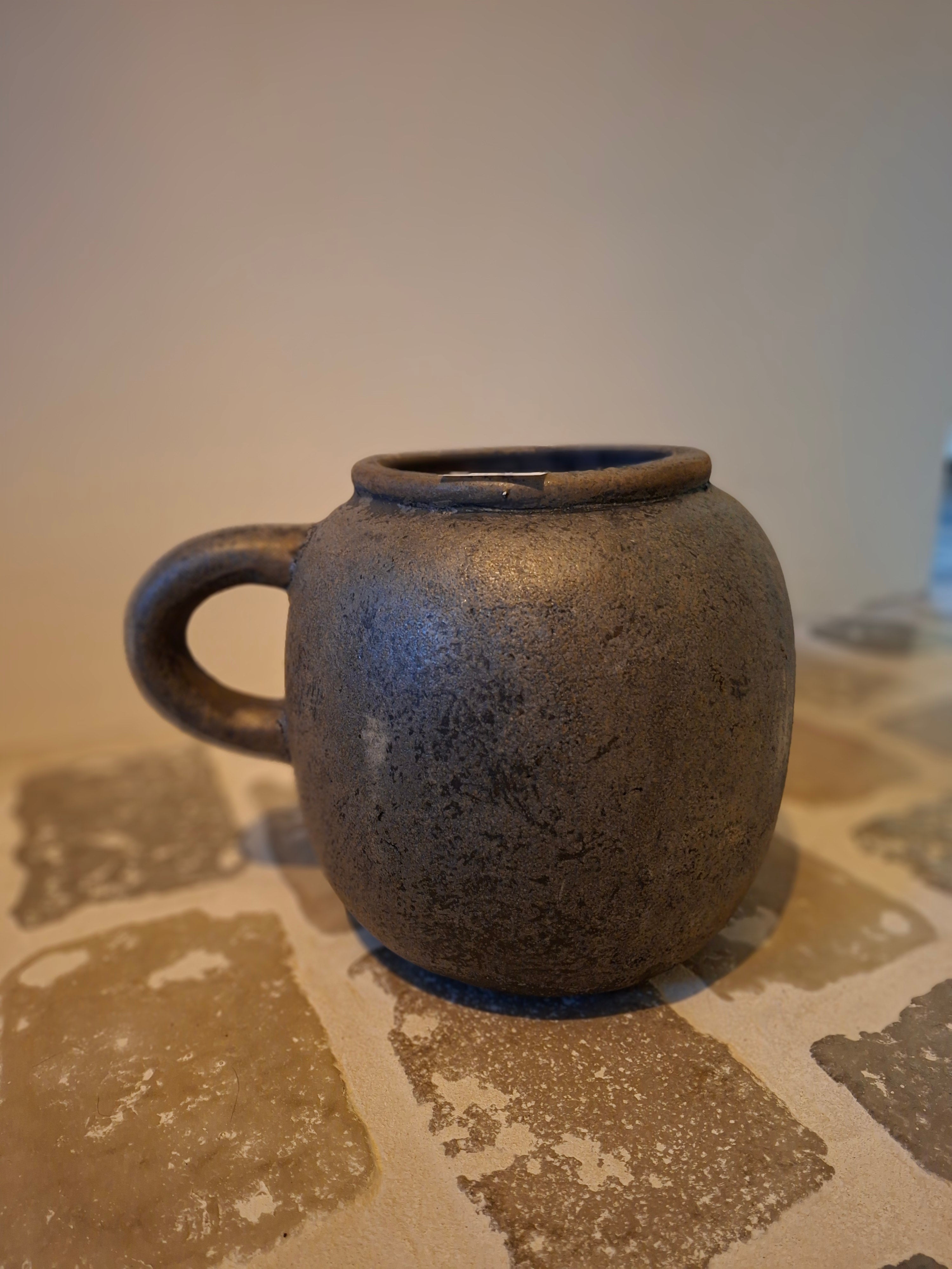 Donker grijze pot met oor