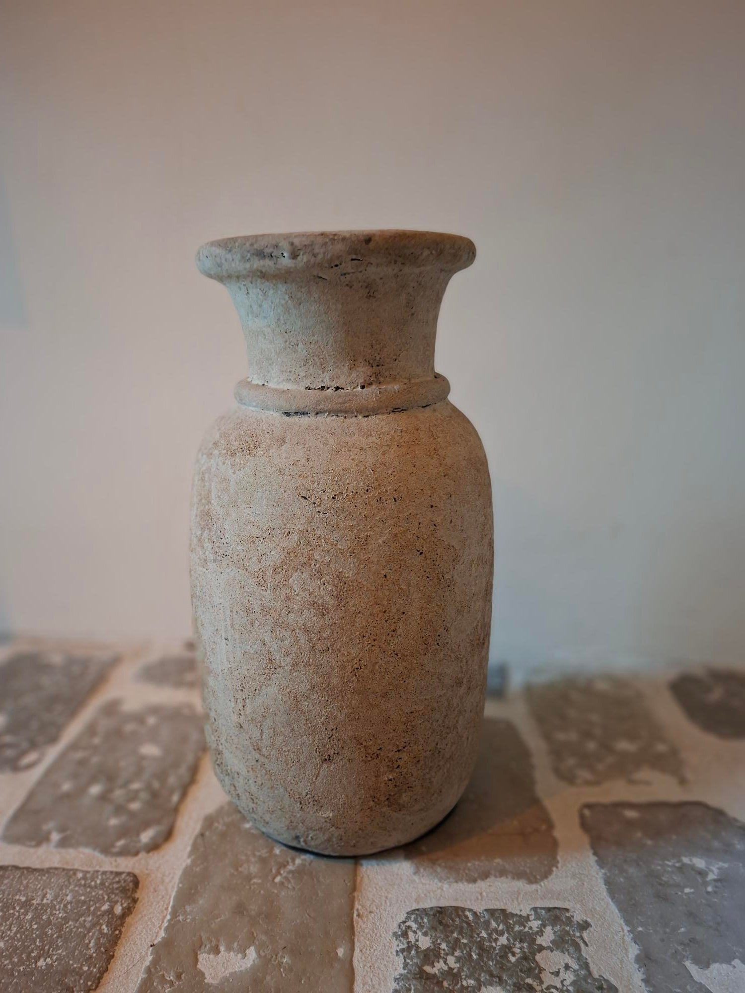 Beige stenen kruik pot