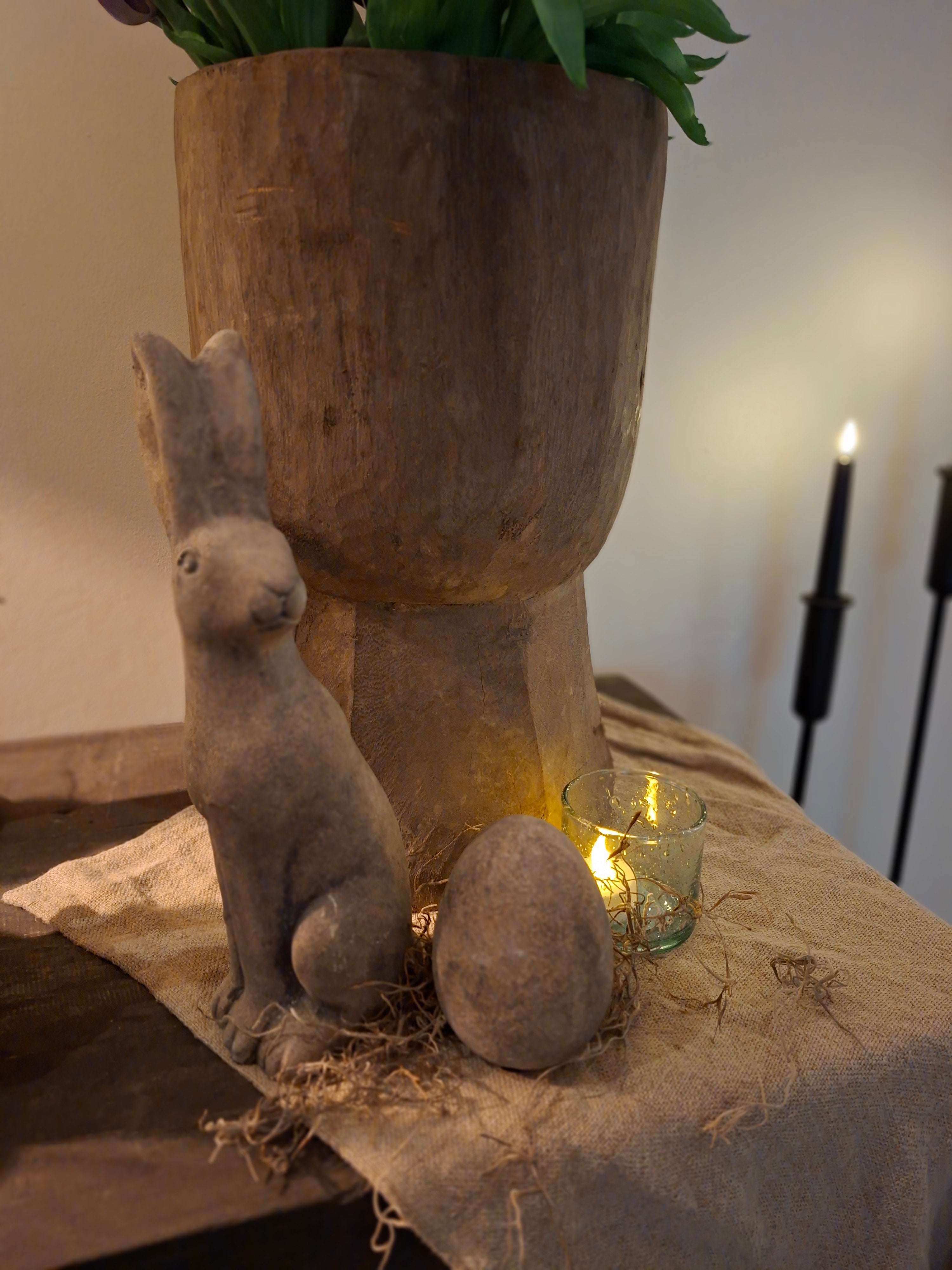 Stenen paashaas grijs