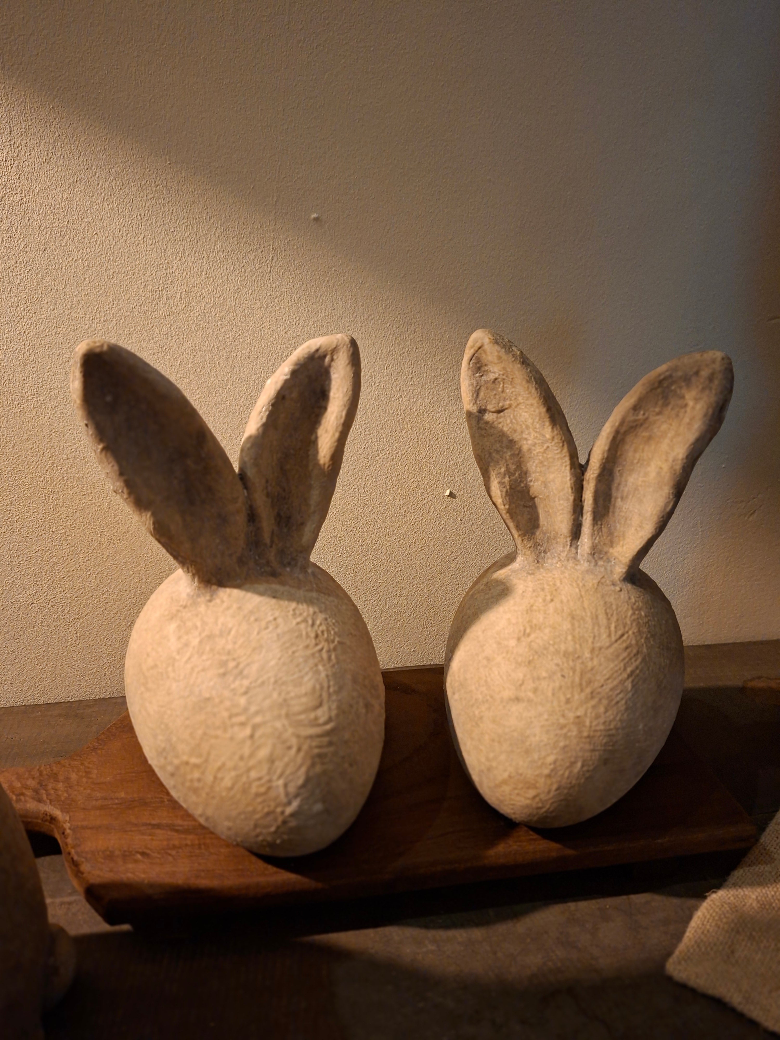 Grijs stenen paashaasei