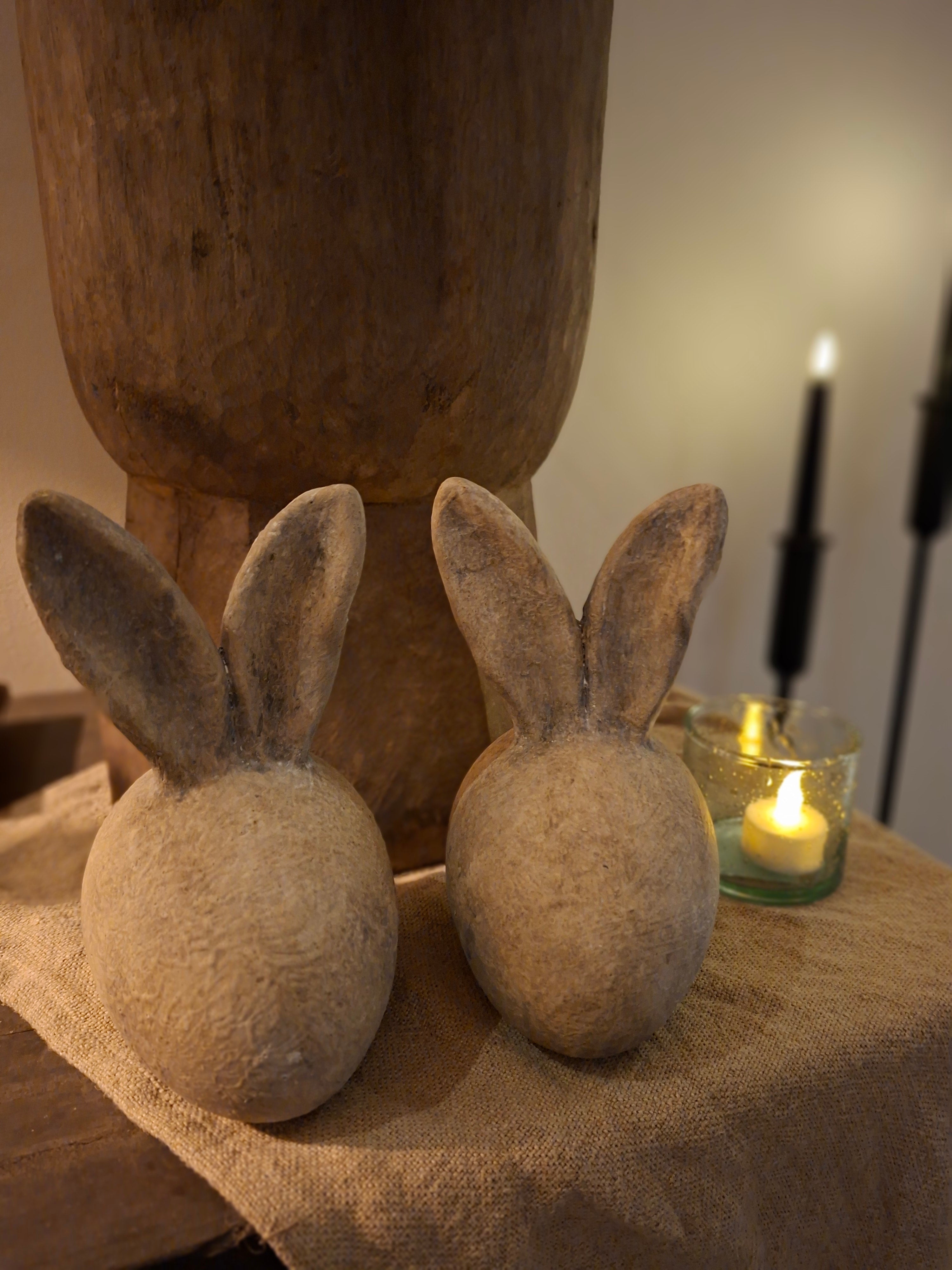 Grijs stenen paashaasei