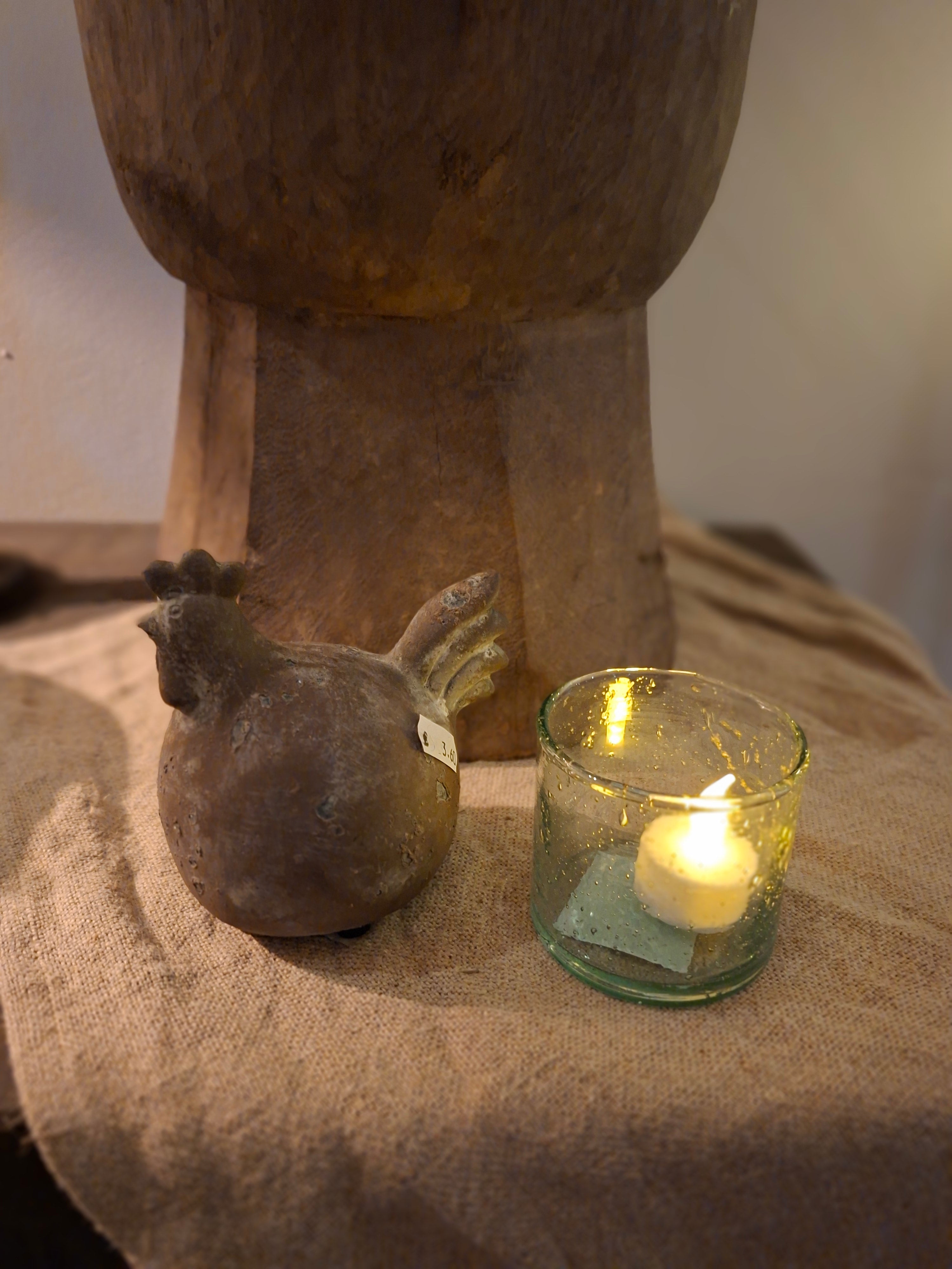 Stenen paaskip bruin