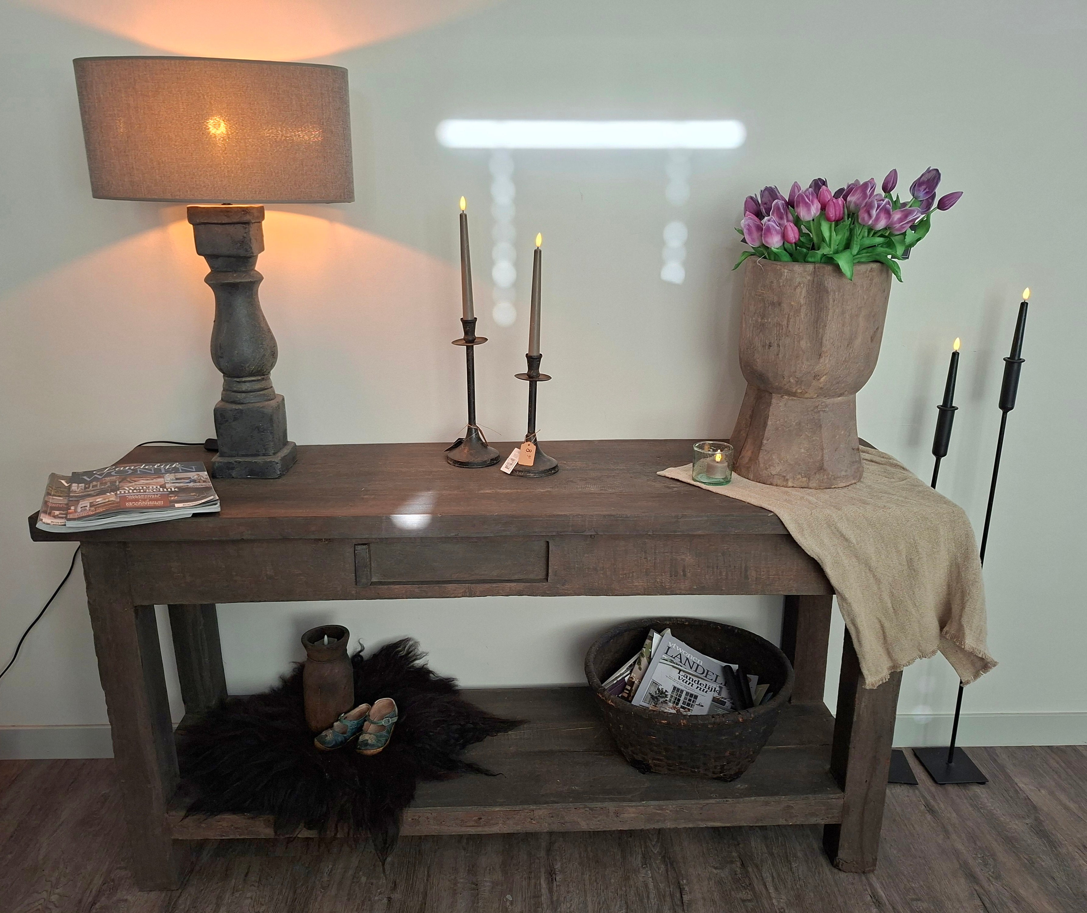 Old farm Sidetable Aura Peeperkorn