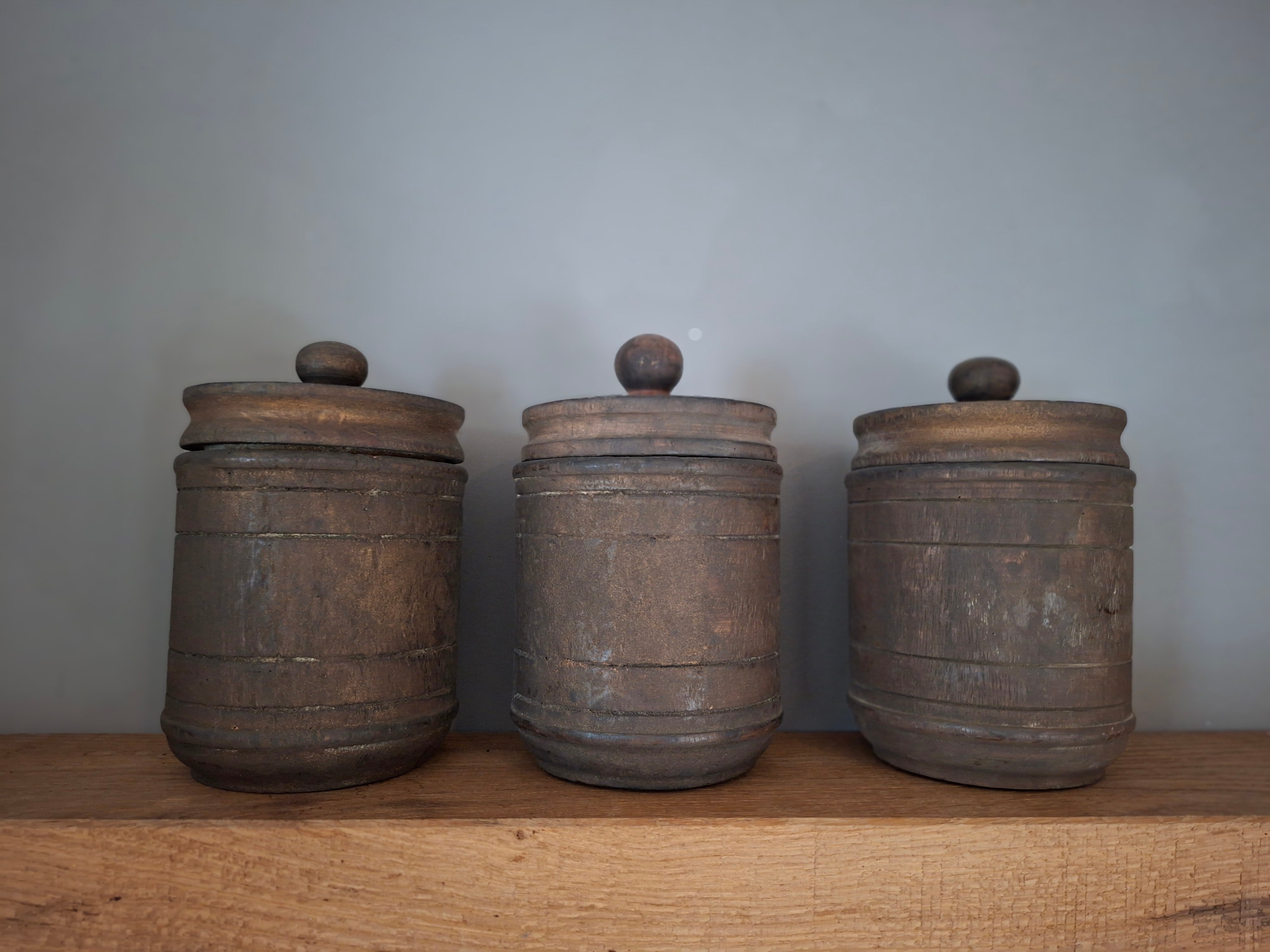 Houten voorraad potten