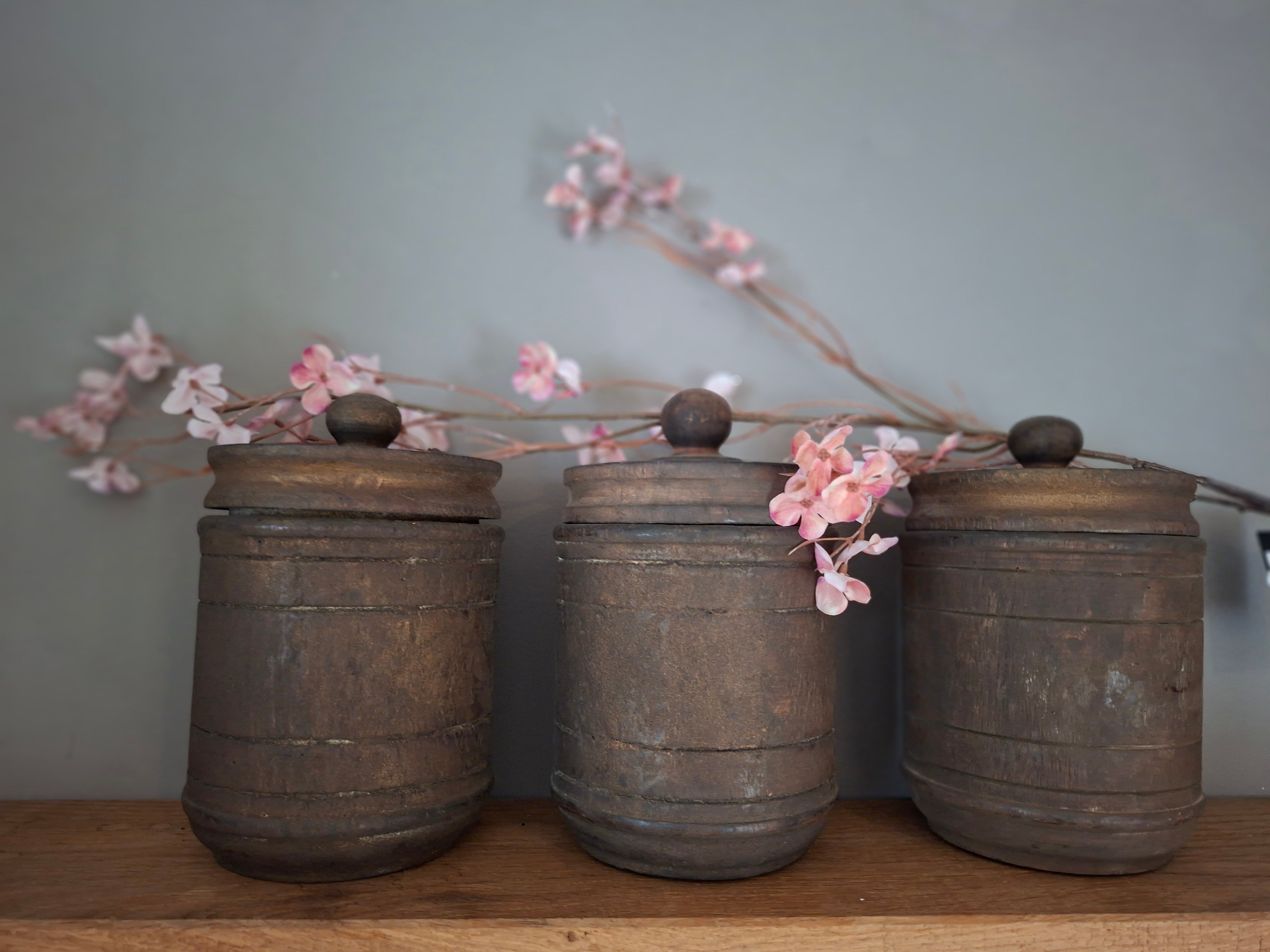 Houten voorraad potten