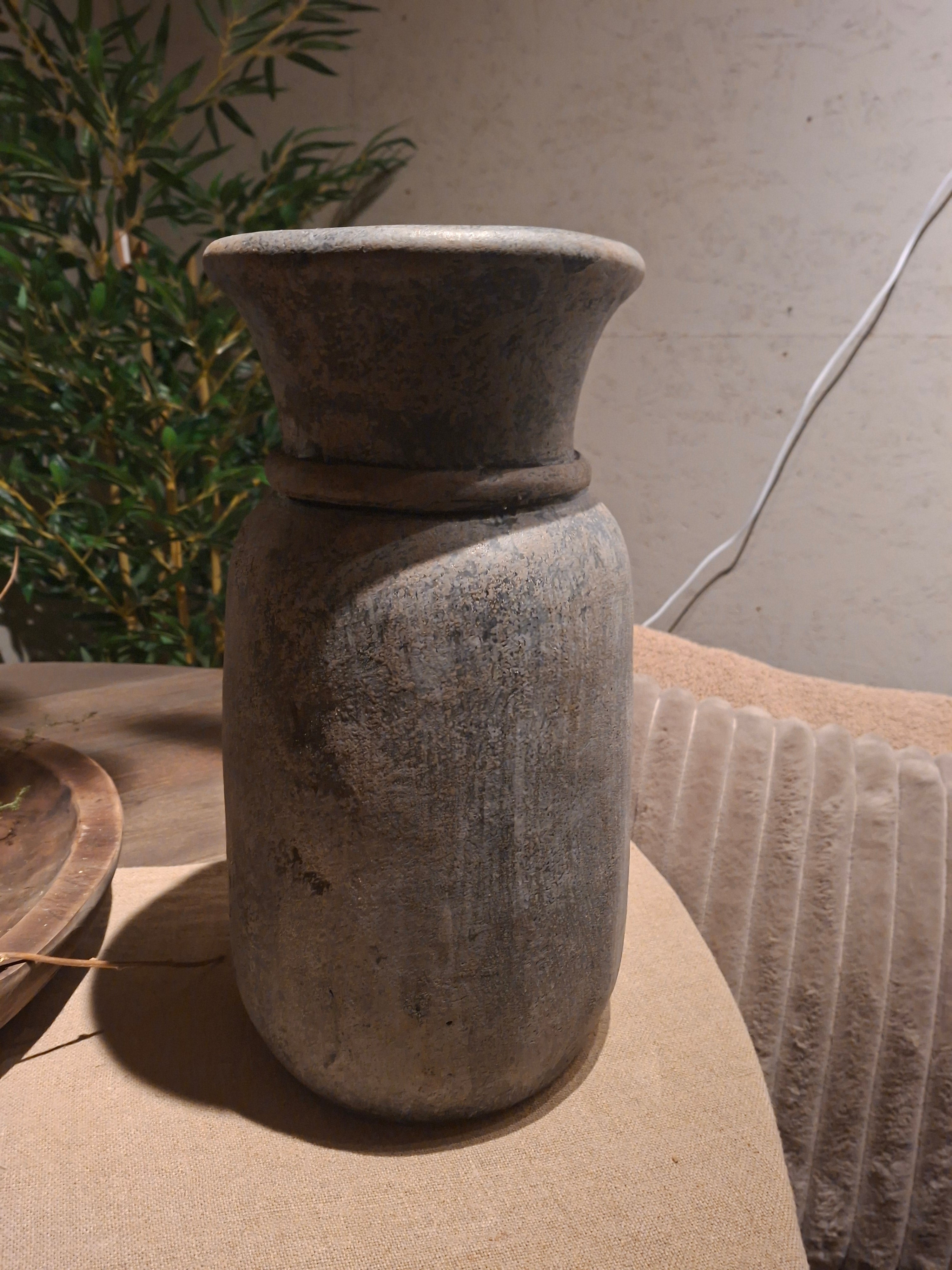 Grijze pot met bruin/brons gloed