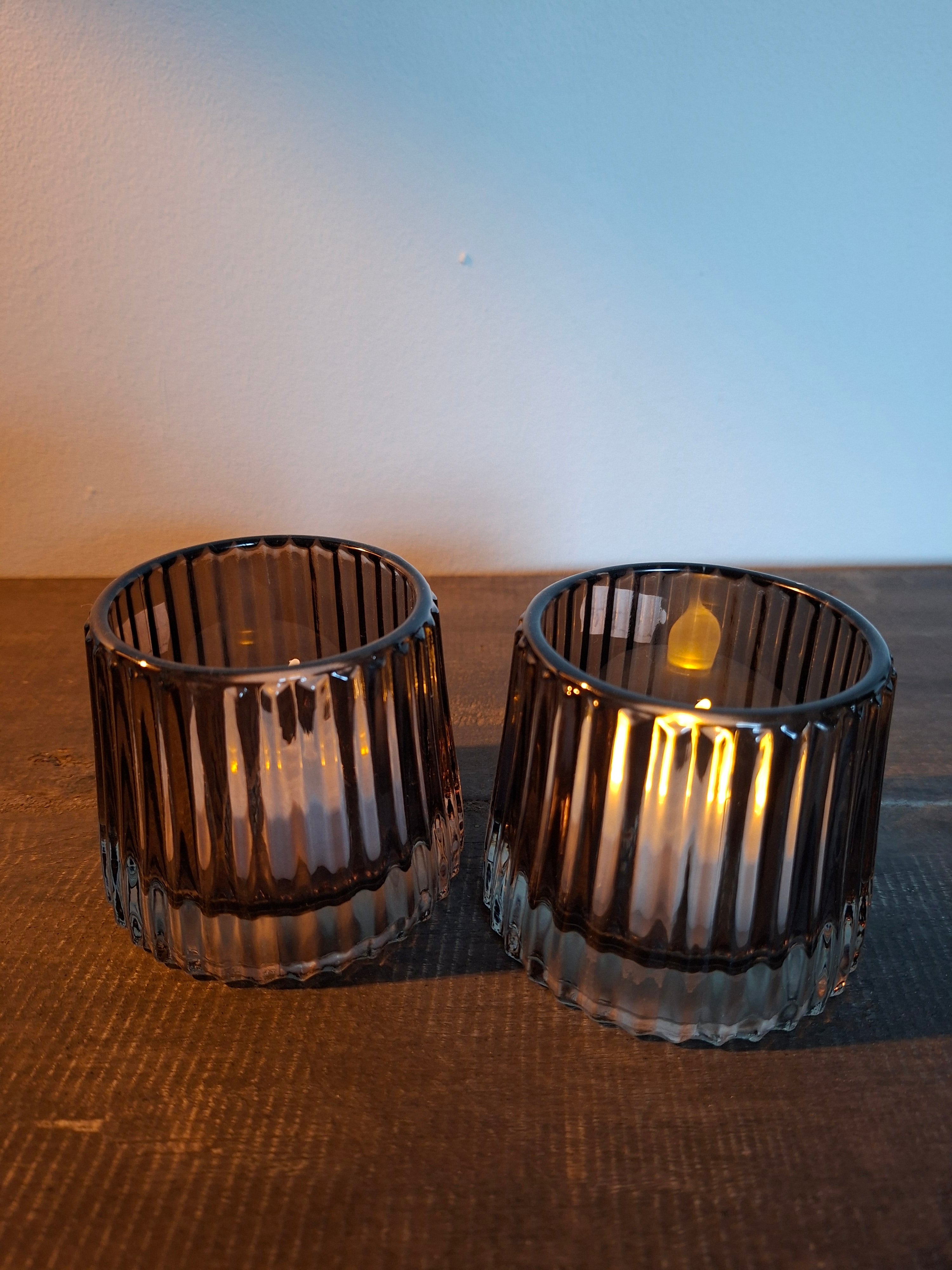 Glazen waxinelichtjes donker