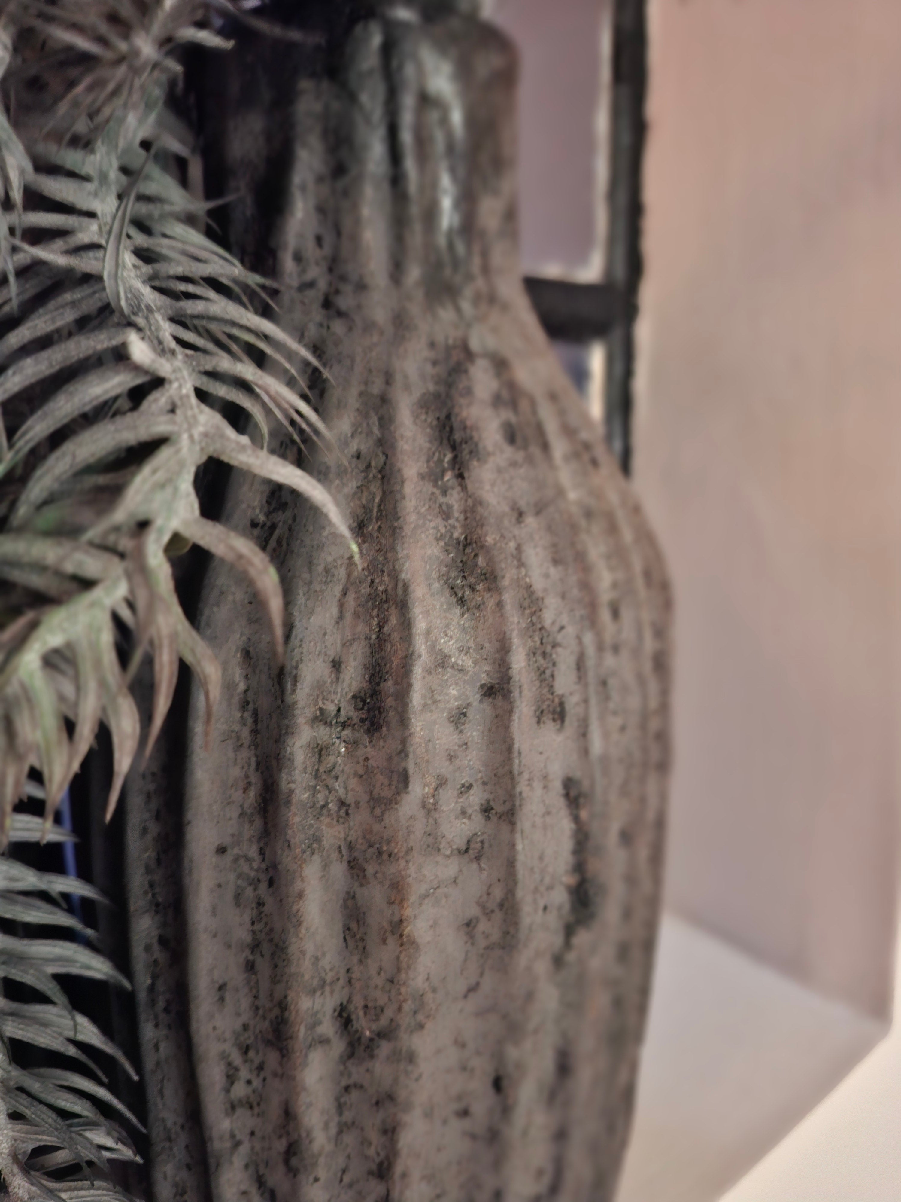 Grijze pot met ribbel