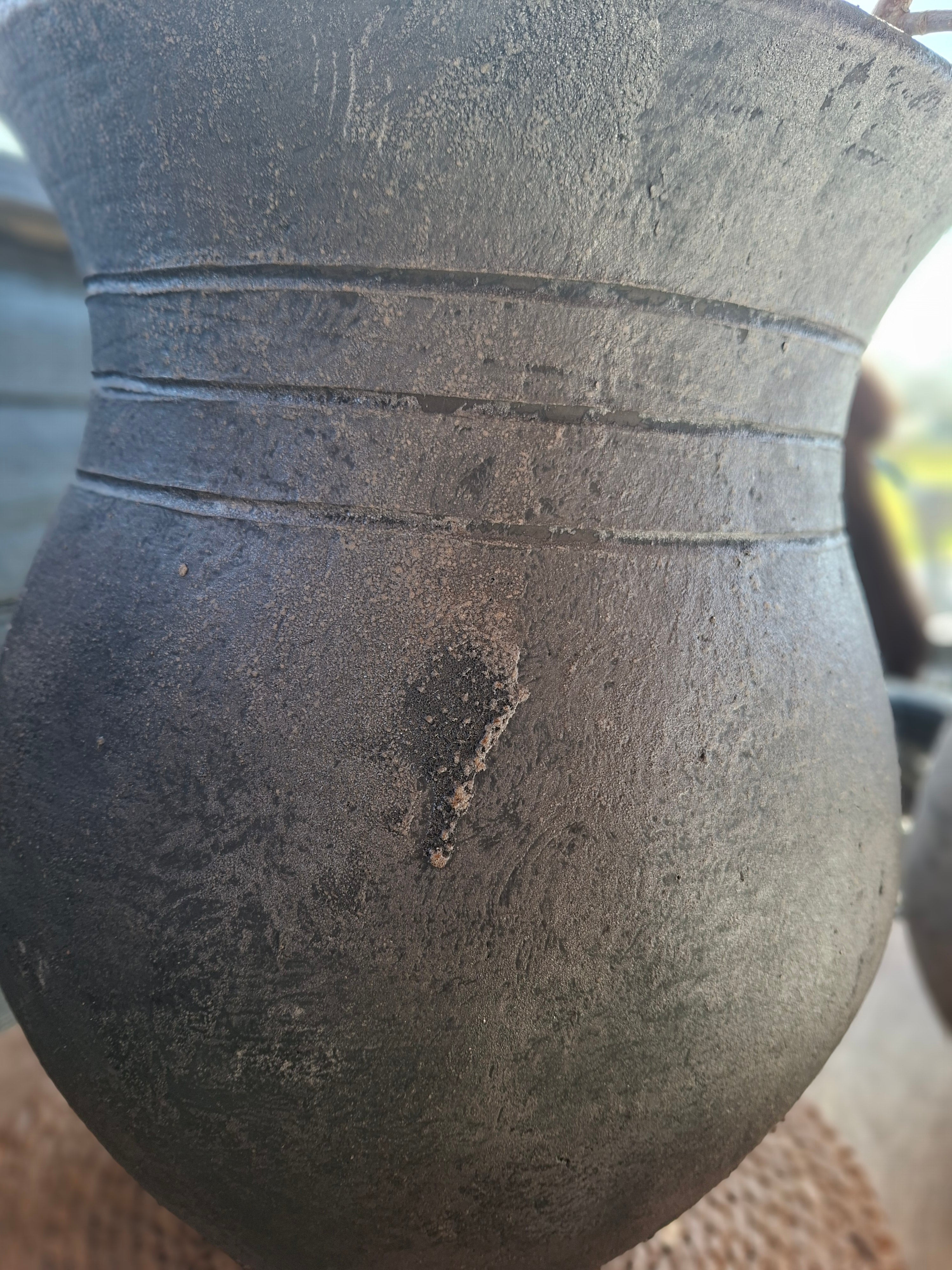 Grote grijze pot met oor