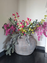 Grote brede grijze stenen pot