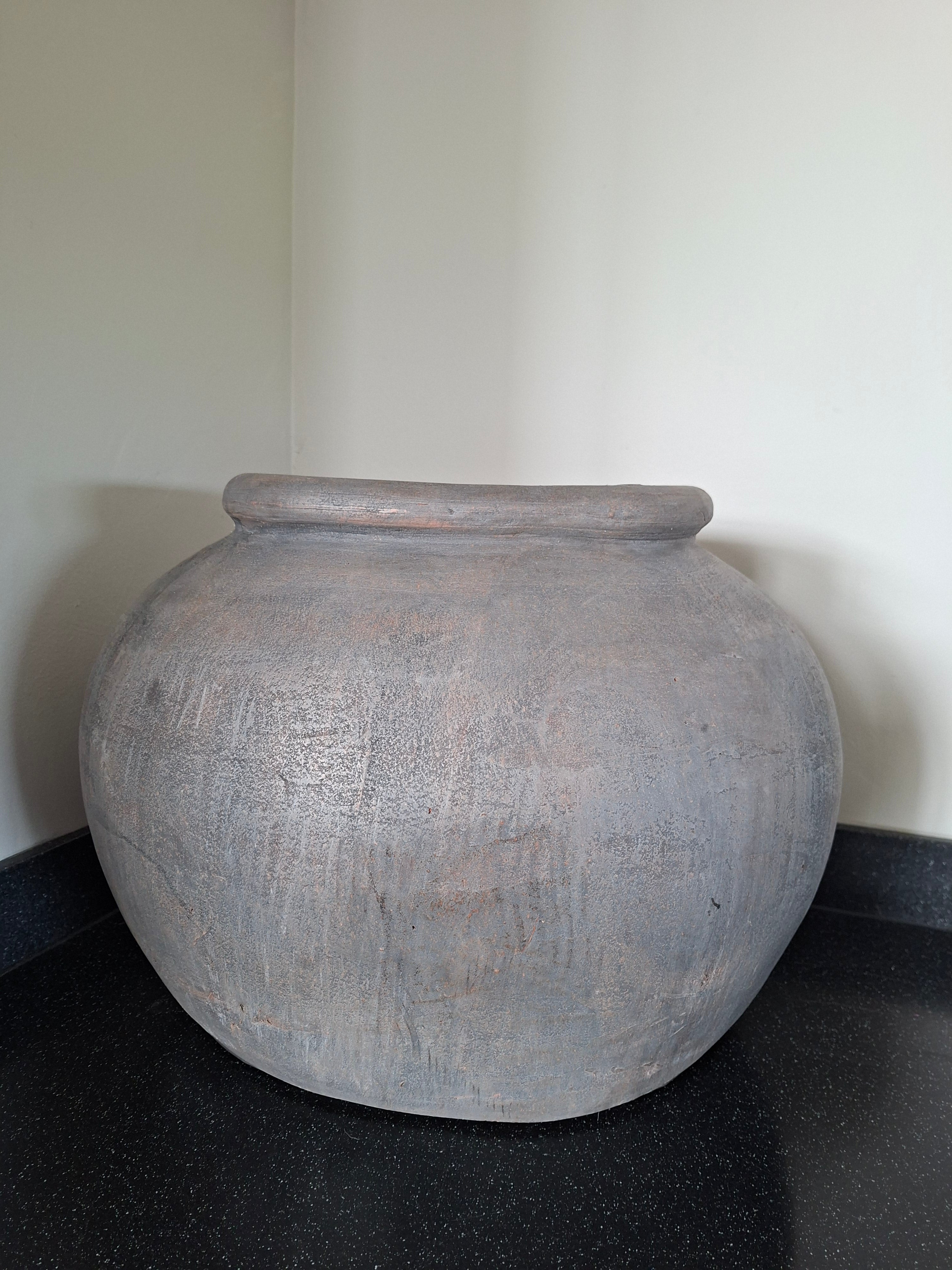Grote brede grijze stenen pot