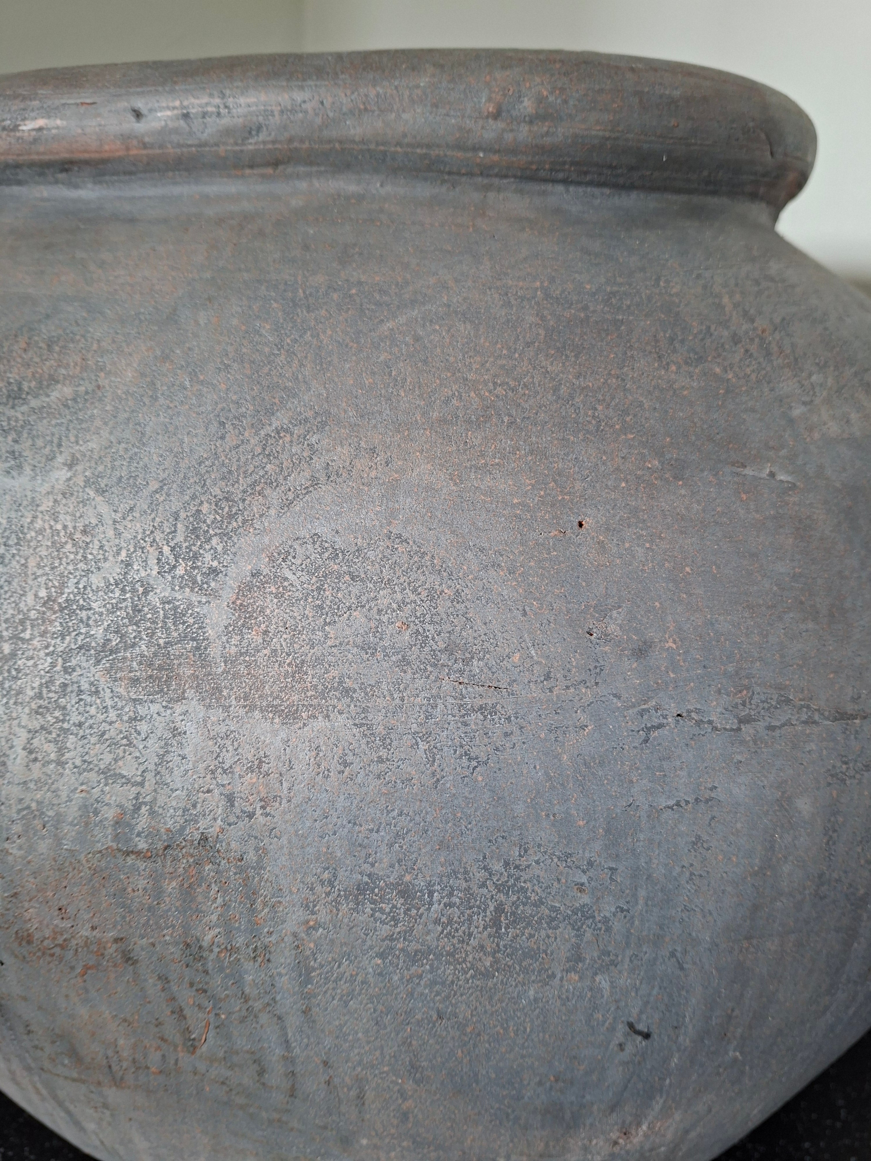 Grote brede grijze stenen pot