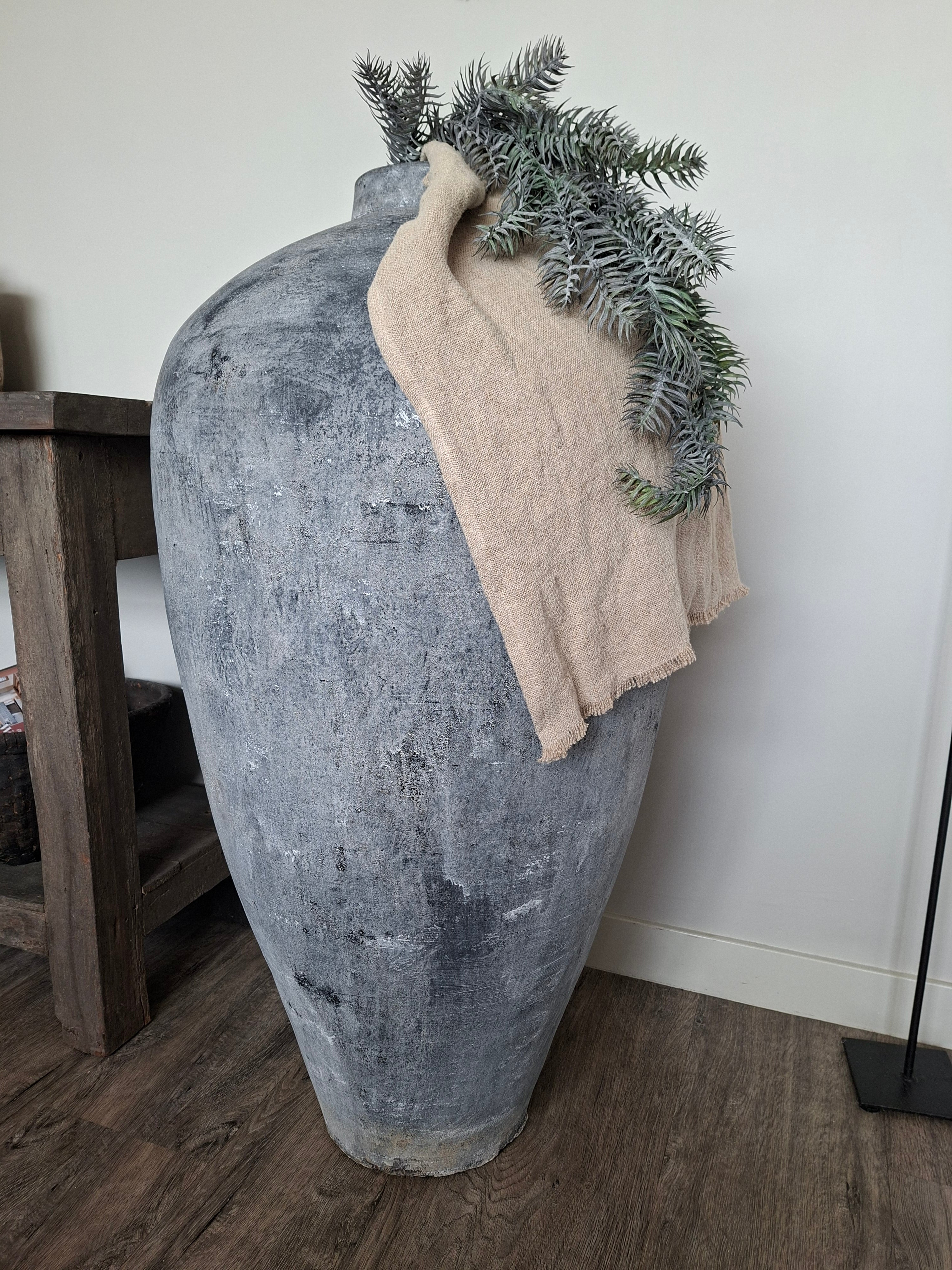 Mega gave grote grijze pot