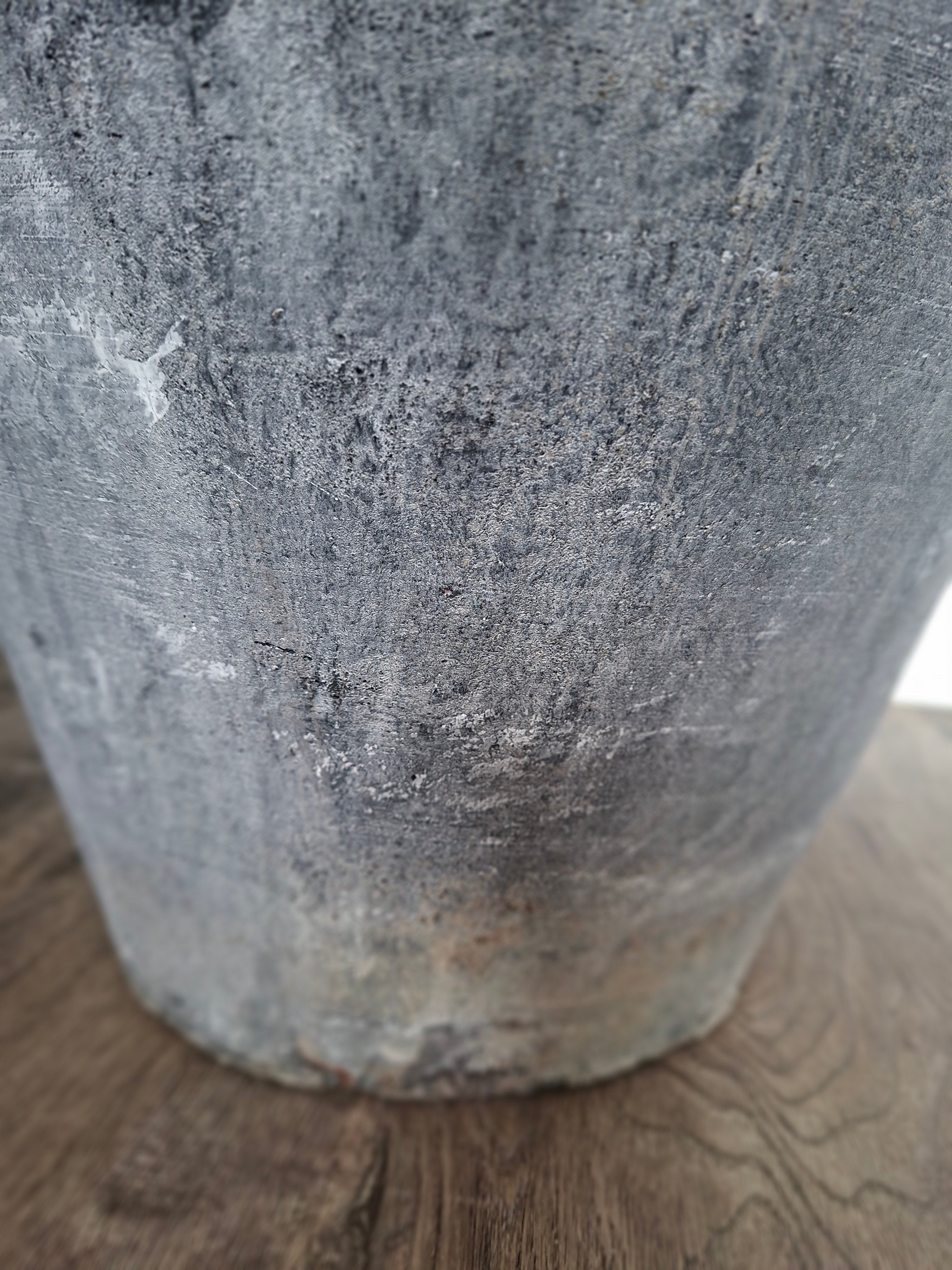 Mega gave grote grijze pot