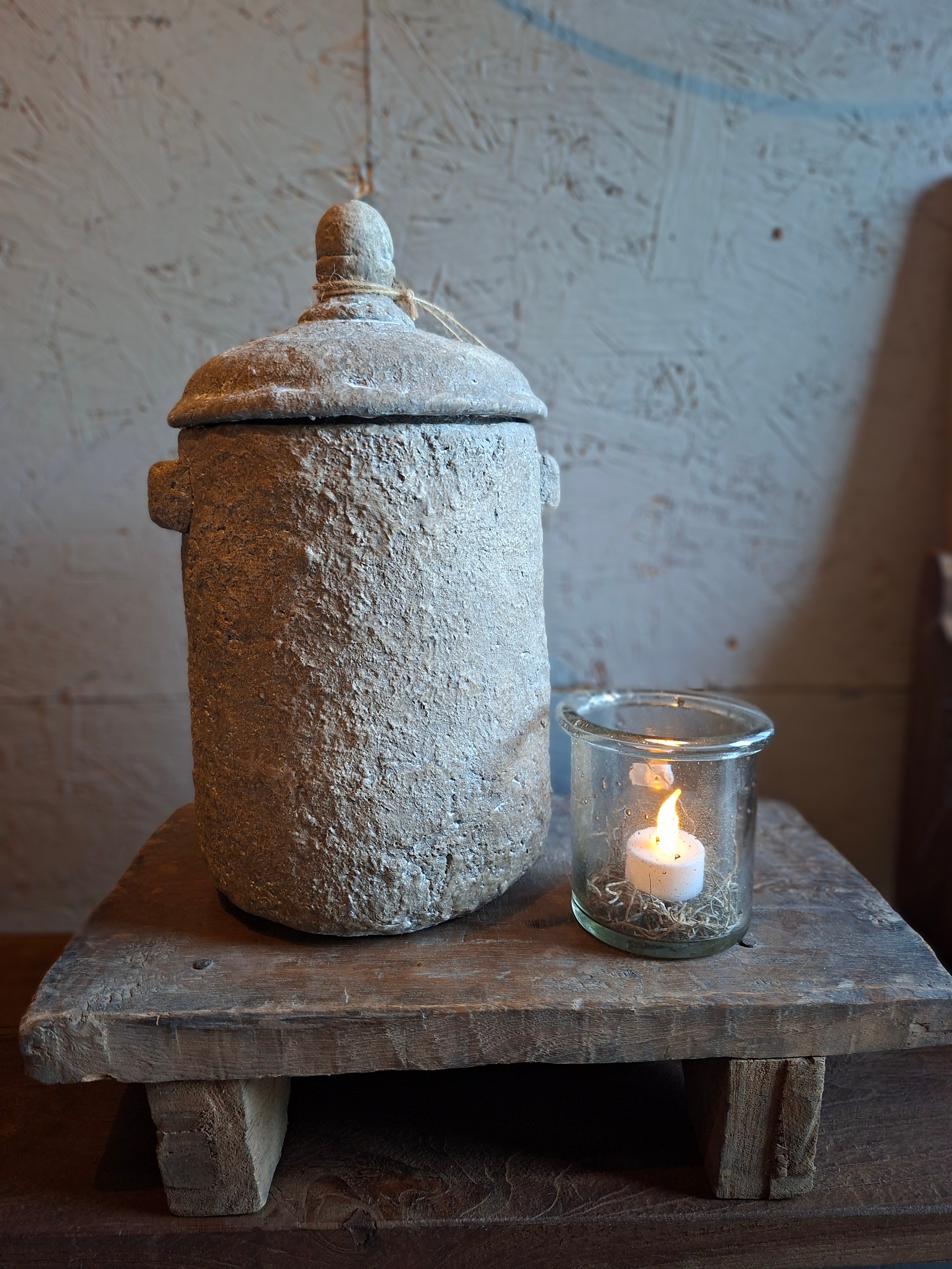 Beige stenen pot met deksel en kleine handvaten