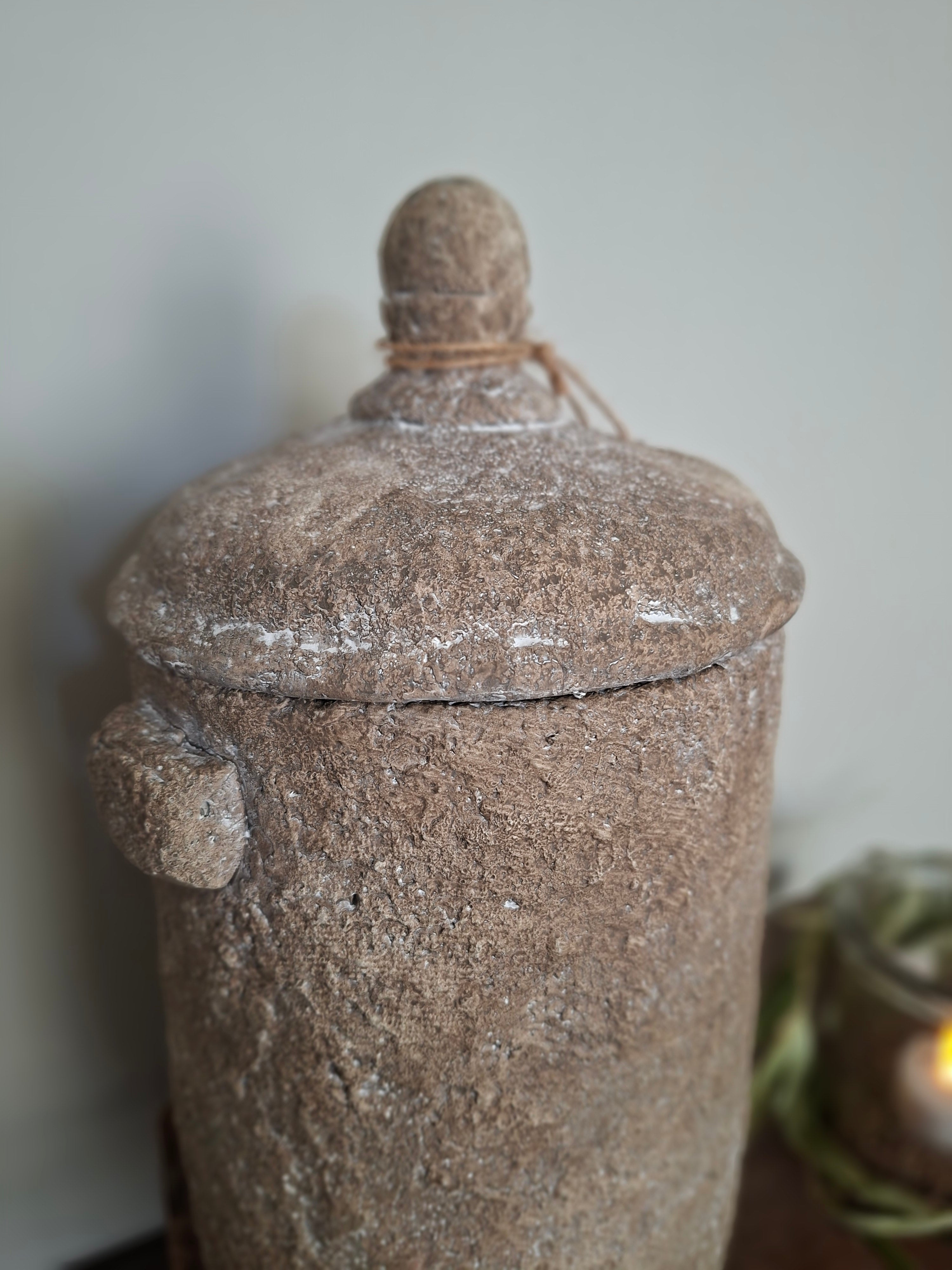Beige stenen pot met deksel en kleine handvaten