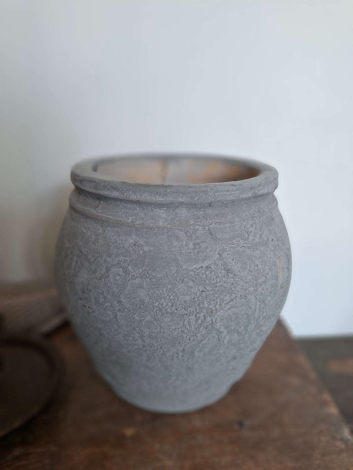 Kleine lichtgrijze pot