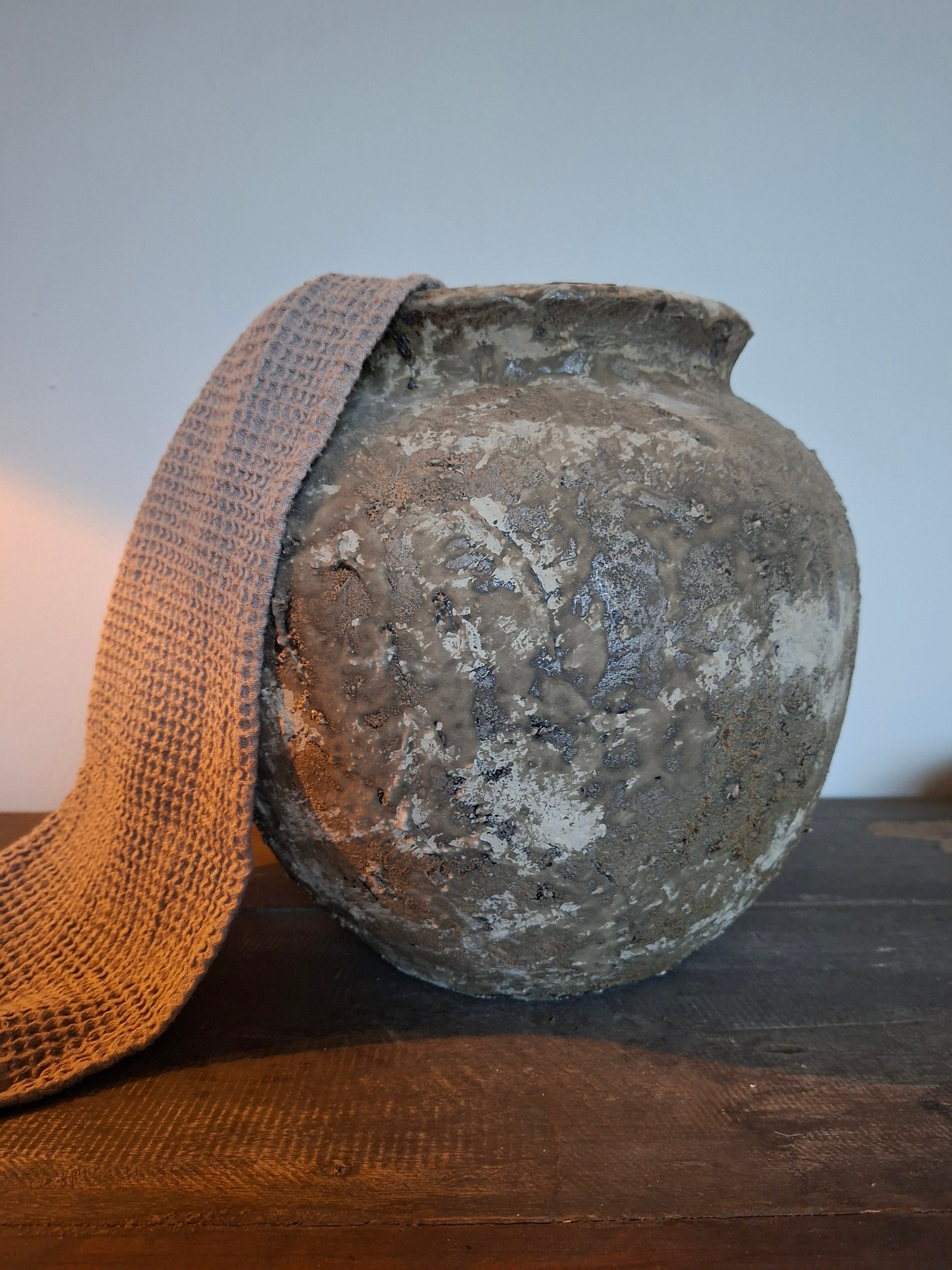 Gave pot met grove structuur