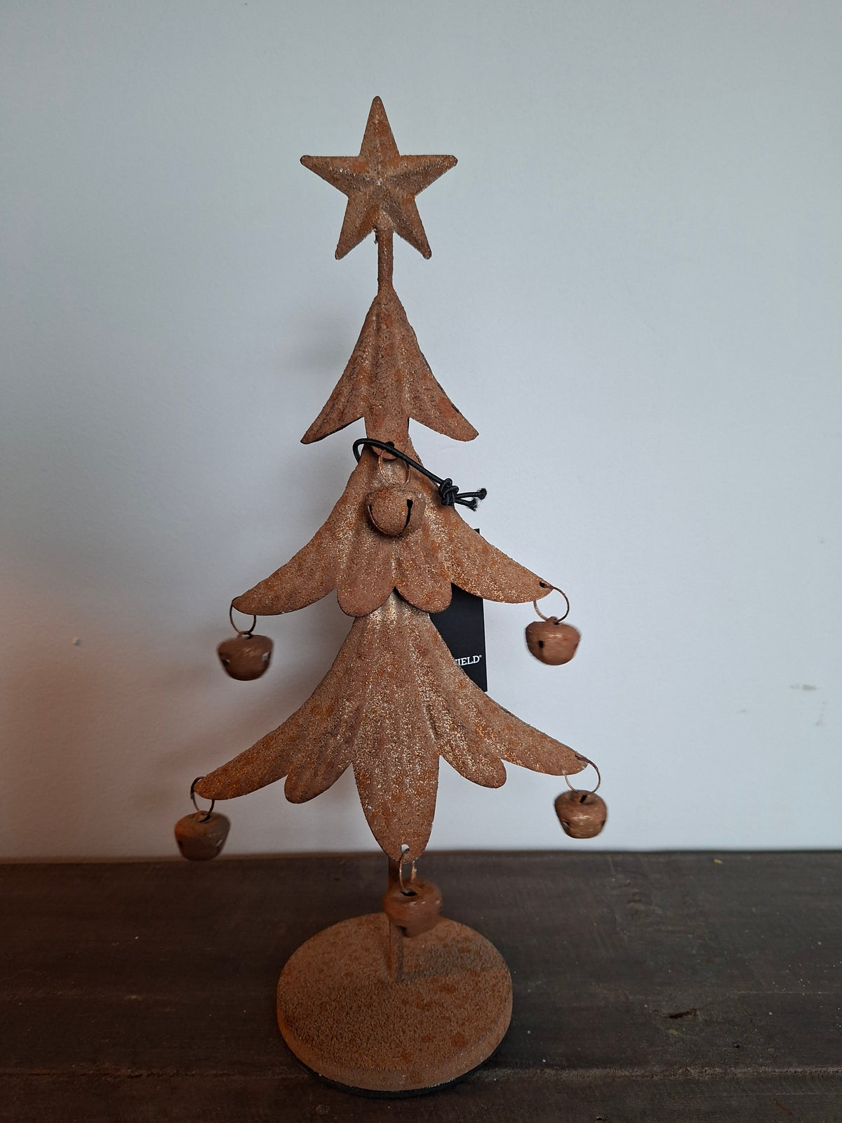 Roest kerstboom met bellen