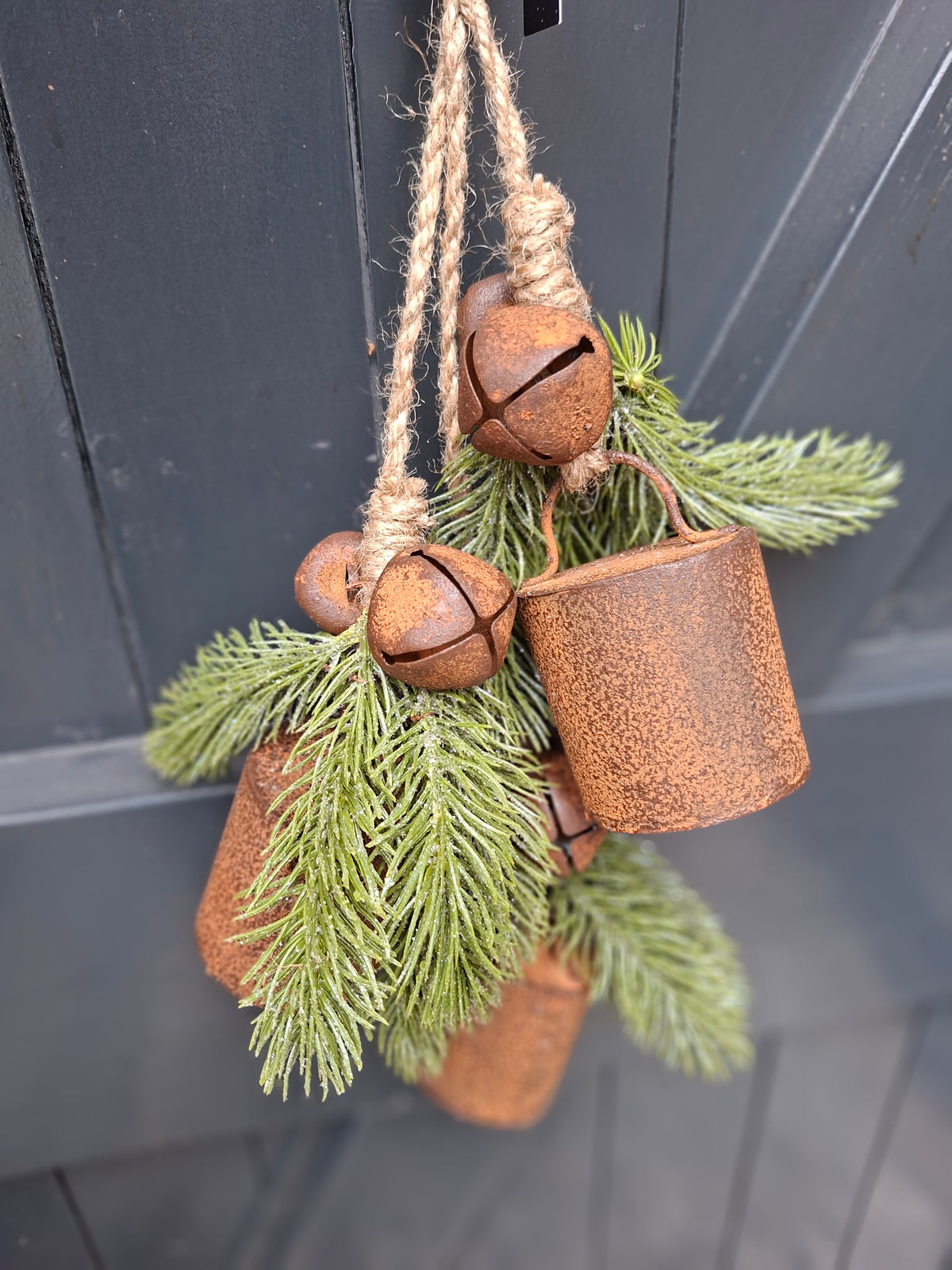 Touw hanger met roestbellen