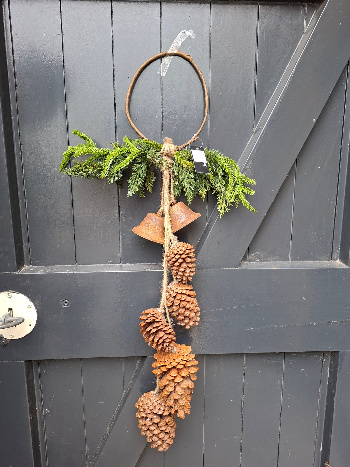 Ring met groen, roest bellen en denneappels