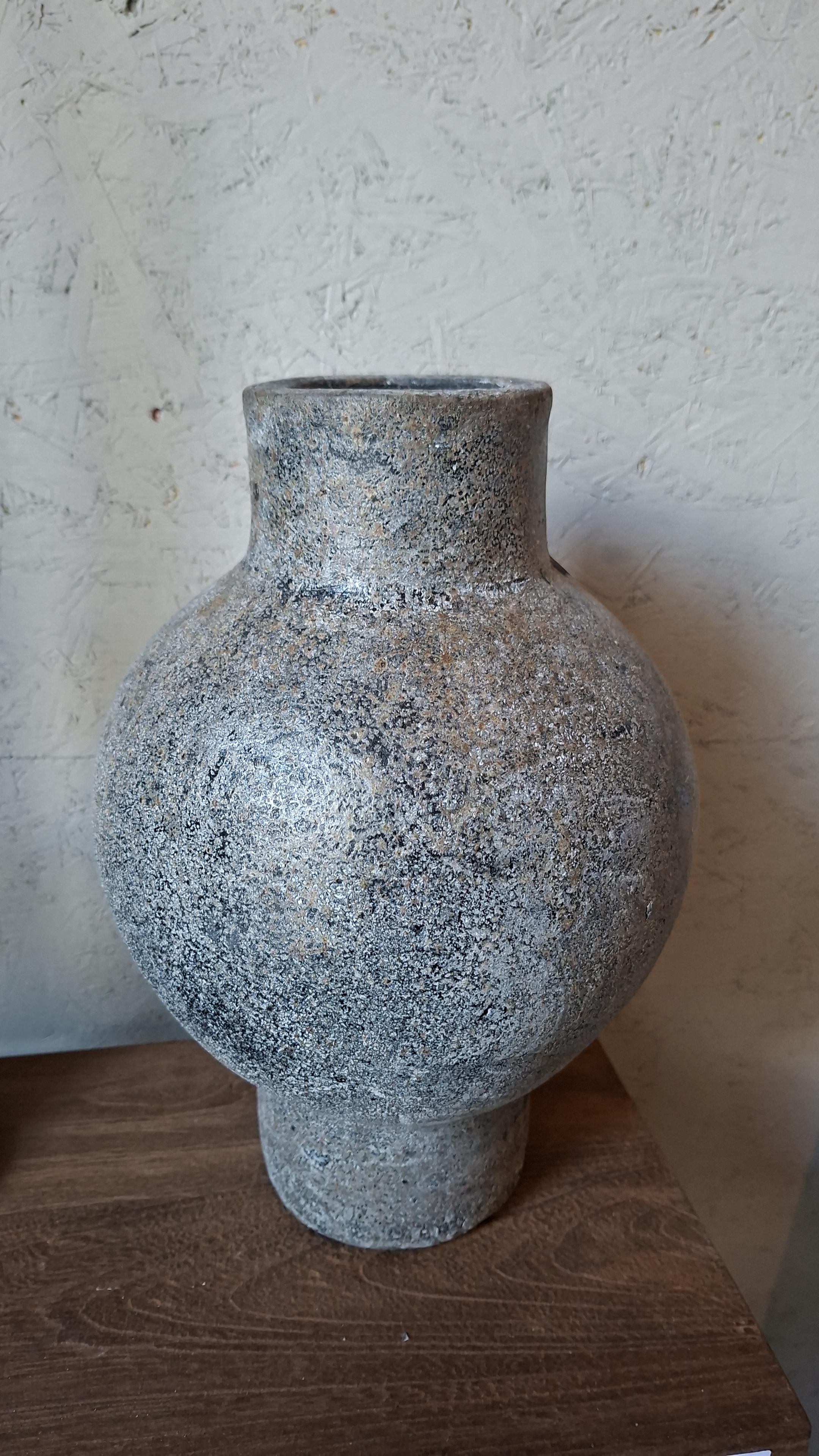 Stenen vaas/pot met smallere bovenkant